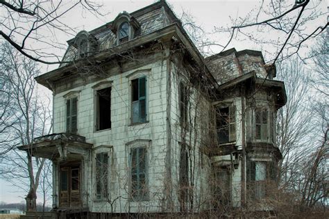 Photographer Seph Lawless Visited Americas 13 Most Haunted Houses For