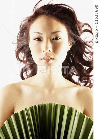 Nude Asian woman covered by large leafの写真素材 11635690 PIXTA