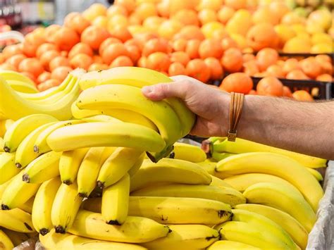 How To Keep Bananas Fresh Longer Readers Digest Canada