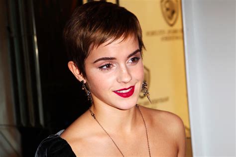 In an interview in 2017, watson revealed that she uses an essential oil called  fur oil  everywhere—literally, everywhere. Emma Watson | Emma watson short hair, Emma watson hair ...