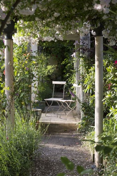 Auf den spuren der vergangenheit ihrer. Der Verborgene Garten | Edenpont | Garden arch, Private ...