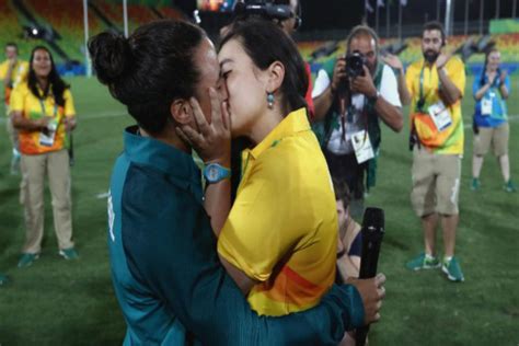 Rio 2016 Women S Rugby Player Accepts On Field Marriage Proposal From Her Girlfriend Mfame Guru