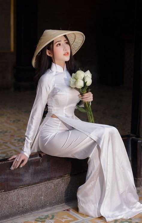 thiếu nữ áo dài trắng nón lá hoa sen trong 2020 Áo dài phong cách thời trang phụ nữ