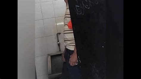taxista se toca y se masturba en los baños xvideos