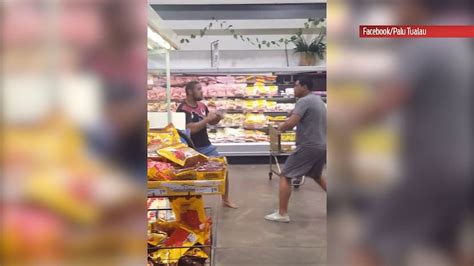 Šokujúca Bitka V Supermarkete Zasahovať Museli Bodyguardi Aj Kupujúci Toľko Násilia A