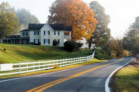20 Gorgeous Farmhouse Fence Ideas For Your Home