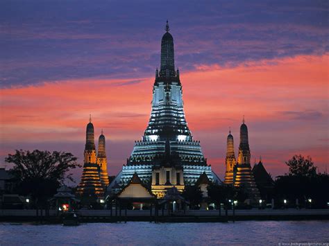 Wat ben is arguably the most famous temple in bangkok that locals and foreigners visit for good ig snaps. Temple In Bangkok: Wat Arun (Temple of Dawn)