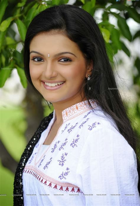 Saranya's remains will be brought to bharath bhavan from her house in chempazhanthi on tuesday and will be kept for public homage from 10am to 11am adhering to covid protocol. indians cinema gallerys: Saranya-Mohan wallpaper download