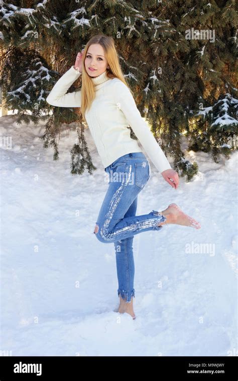 Nett Schön Teen Girl Posiert Barfuß Im Schnee Im Park Stockfotografie