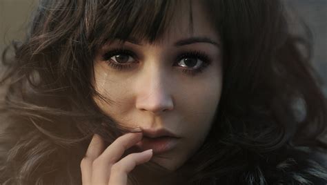 2000x1131 Women Crying Brown Eyes Brunette Wallpaper Coolwallpapersme
