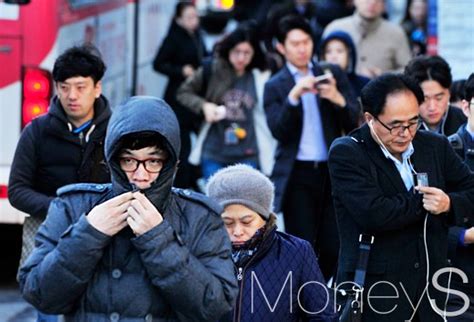 ✅ 어제 축구 경기를 늦게까지 봐서 오늘 늦잠 잤어요. 오늘 날씨 옷차림, '이것' 입으세요 - 머니S