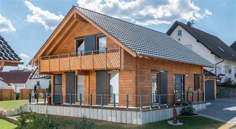 Holzhaus im traditionellen tiroler stiel ganz an die strengen, lokalen bauvorschriften mussten sich thomas und michaela. Haus Heuberg von Fullwood Wohnblockhaus