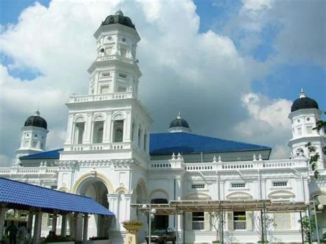 Pilar yang bergaya eropa dengan mimbar berukir dari tembaga sangat indah menghiasi interior masjid jami' sultan abu bakar johor bahru. 10 Masjid Tercantik Di Malaysia - EZTakaful