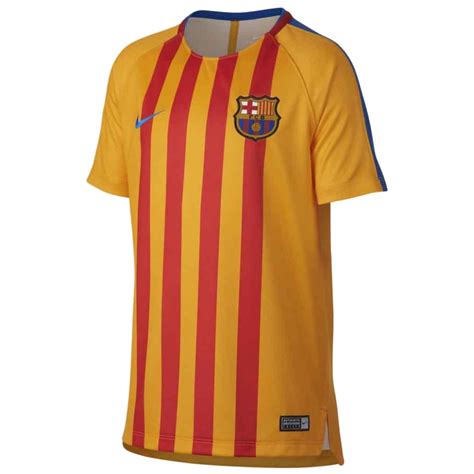 El diseño se inspira en la década de 1920, considerada la primera época de oro de la entidad. Camiseta entrenamiento FC Barcelona niño NIKE