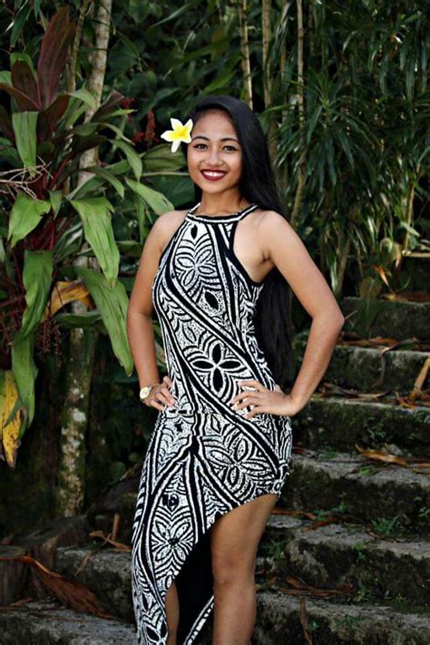 That Dress Looks So Great She S So Pretty Polynesian Dress Hawaiian