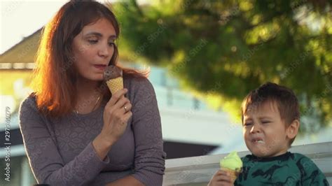 mom with two year old son eat ice cream stock ビデオ adobe stock