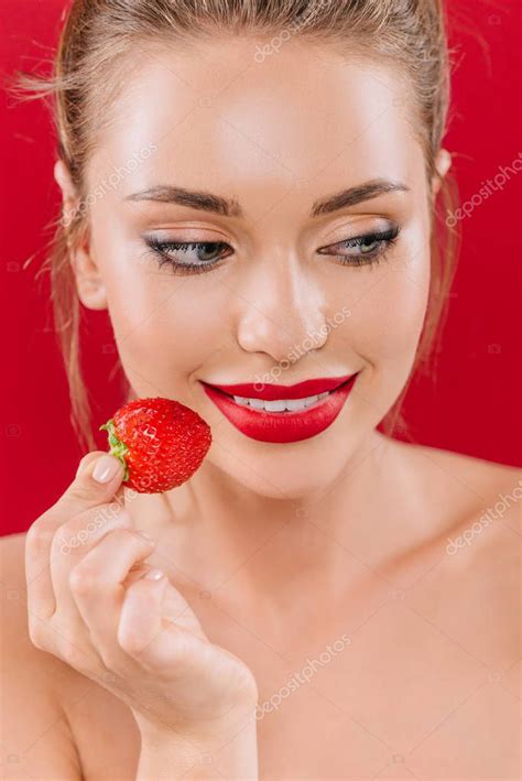 Sonriendo Hermosa Mujer Desnuda Con Labios Rojos Sosteniendo Fresa Aislada En Rojo