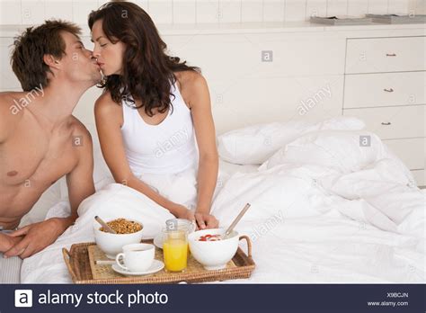 Wann behauptet ihr von einer frau, dass sie spitze im bett ist. Paar küssen und frühstücken im Bett Stockfoto, Bild ...