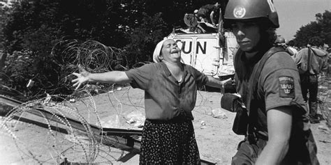 Godine, tijekom rata u bosni i hercegovini, u kojemu je ubijeno 8.372 bošnjačkih muškaraca i dječaka s područja enklave srebrenice, a ubili su ih vojnici vojske republike srpske i specijalne srpske vojne postrojbe škorpioni. 25 Jahre nach dem Genozid von Srebrenica: Die nicht ...