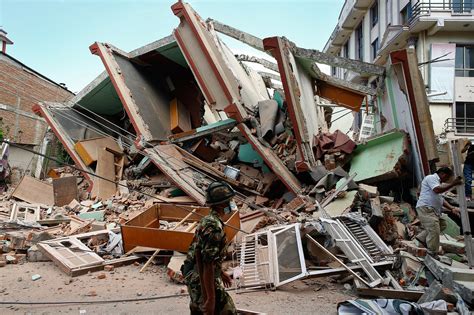 Devastating 7.9-magnitude quake strikes Nepal, India - News Examiner