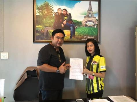 Check spelling or type a new query. นักร้องสาววัย 15ปี "กระต่าย พรรณนิภา" หอบเงินซื้อบ้านให้แม่