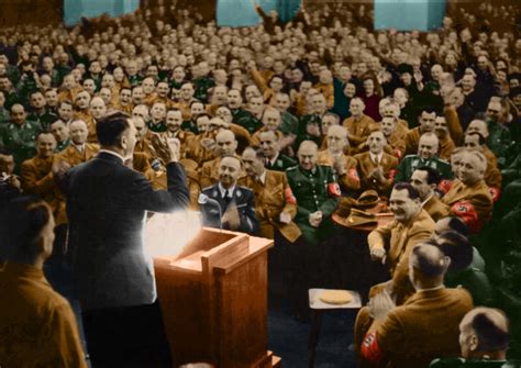 Espejo De Arcadia Adolf Hitler Color Sostenido Por Los Que Me