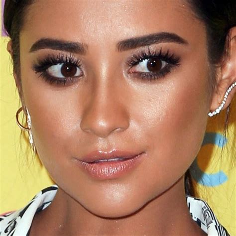 Shay Mitchells Makeup Photos And Products Steal Her Style