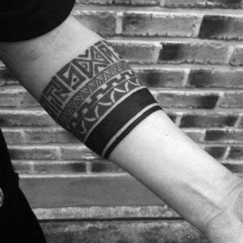 Since the tattoo has to be placed on the arm by definition, it's relatively easy to cover up with long sleeves if necessary. Popular Tattoos and Their Meanings (avec images ...