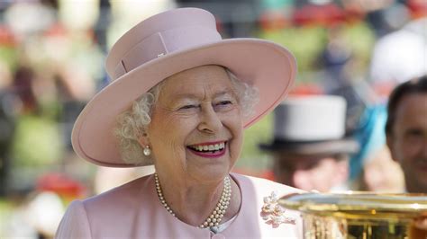 Queen Elizabeth Ii Kichert In Der Videokonferenz