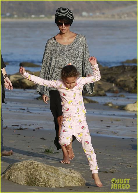 Photo Halle Berry Strolls The Beach With Nahla Friends 17 Photo