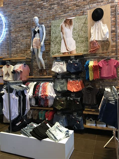 Pin by Carrie Victoria Harris on Visual Merchandising Ideas | Visual merchandising, Visual ...
