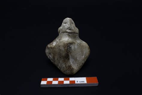 Excavations reveal 8 500 year old marble statuette in Çatalhöyük