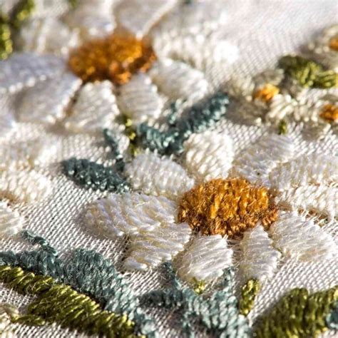 17 Beautiful Daisy Embroidery Patterns