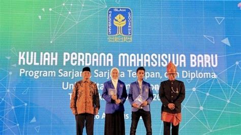 4846 Mahasiswa Baru Ikuti Kuliah Perdana Di Uii Rektor Serahkan Jas