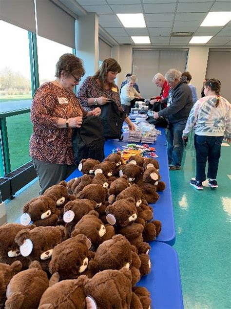 Medina Kiwanis groups provide backpacks for foster kids - cleveland.com