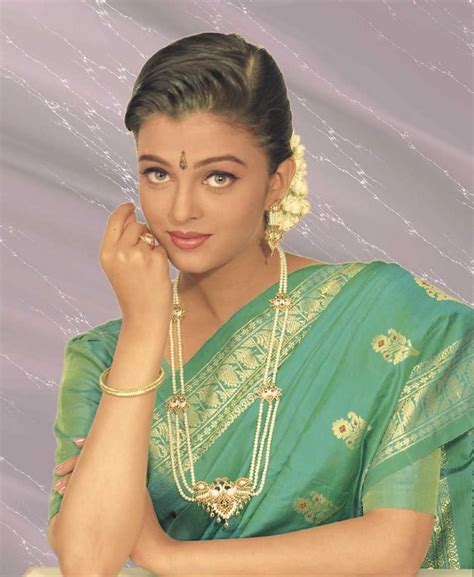 Aishwarya Rai Glamour Still In Green Saree Aishwarya