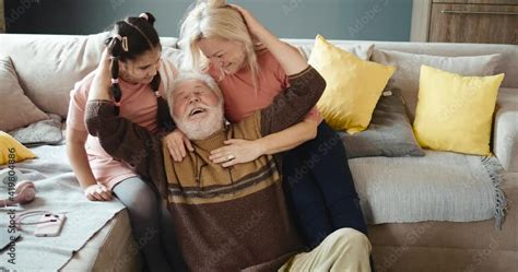 Vidéo Stock Grandpa Hugs Grandma And Granddaughter At Home Happy