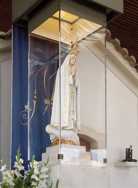 Lucía santos, francisco y jacinta martos, los tres pastorcitos que en 1917 vieron a la virgen. Virgen de Fátima - Wikipedia, la enciclopedia libre