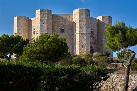 Castel Del Monte Lenigmatica Fortezza Di Federico Ii Di Svevia