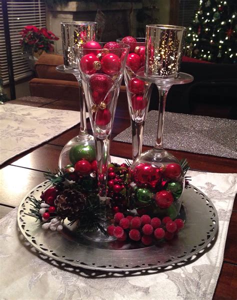 Centerpiece With Wine Glasses Champagne Flutes And Mini Ornaments Arreglos De Mesa De Navidad