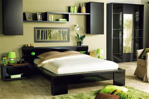 Among bedroom wall decor ideas, hanging an oversized mirror above your bed is guaranteed to add major bold appeal. Bedroom wall design - wall decoration behind the bed ...
