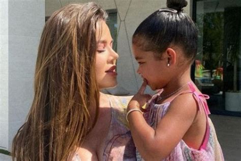 Seltener Anblick Khlo Kardashians Tochter Posiert Mit Ihrem Halbbruder