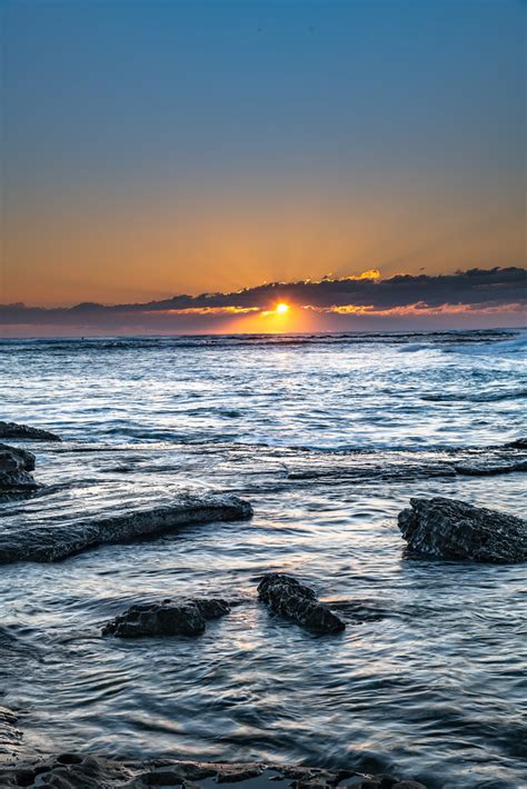 Sunrise Seascape With A Low Cloud Bank Sunrise At The Seas Flickr