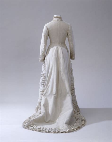 Unter brautkleid verkaufen findest du alle info's und kriterien, die das brautkleid erfüllen sollte auf einen blick. 1881 Brautkleid Germanischen Nationalmuseum Nürnberg ...