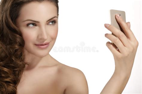 la mujer hermosa toma un selfie sonriente con smartfone imagen de archivo imagen de fondo