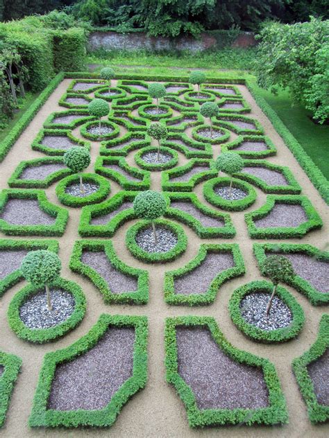 Interlaced herbs kept closely clipped produce the structured beauty of the knot, a tudor garden design. Knot Garden | Parterre garden, Formal gardens, Garden architecture