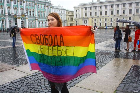 Эти знаки, имеющие разное происхождение и смысловое наполнение, символизируют людей, которых часто маргинализируют, изображая карикатурно, или замалчивают сам факт их существования. Акция ЛГБТ в Санкт-Петербурге: "Почему моя любовь рождает ...