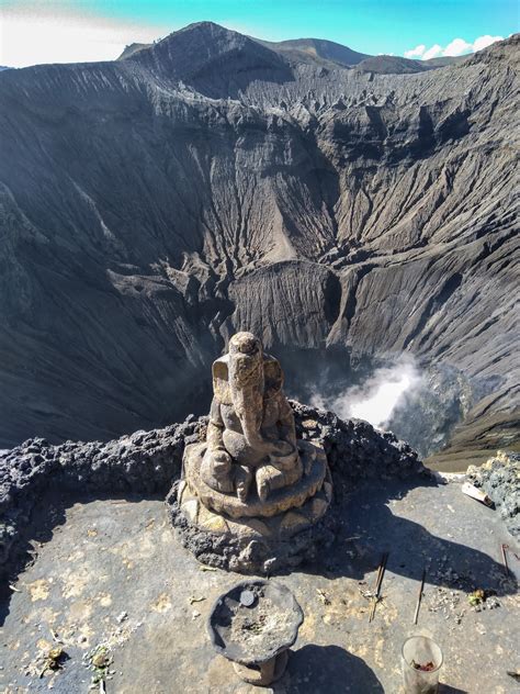 Pahatan Wajah Dan Patung Ganesha Di Gunung Bromo ~ Cerita Rangga