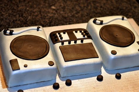 Www.donaufestival.at in the meanwhile, ford has been a producer for everybody and his dog ( beth ditto, arctic monkeys, peaches ), and as simian mobile disco they give their. More stylized dj cake | Dj cake, Turntable cake, Cake