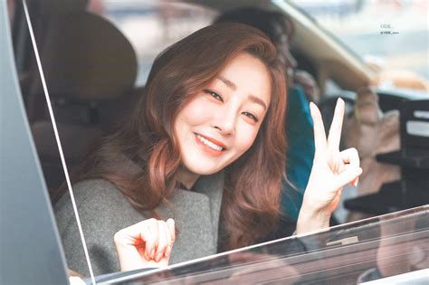 뽀샤시 ✨ 전 맨날 1리터 아이스아메로 연명하는 것 같아용 크크 사진은 제 화보 '처음처럼' 중 한컷입니다. 배우 오나라 최근 화보 + 직찍 : 네모판